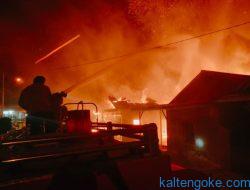 Dua Warung dan Barak Lima Pintu Ludes Terbakar