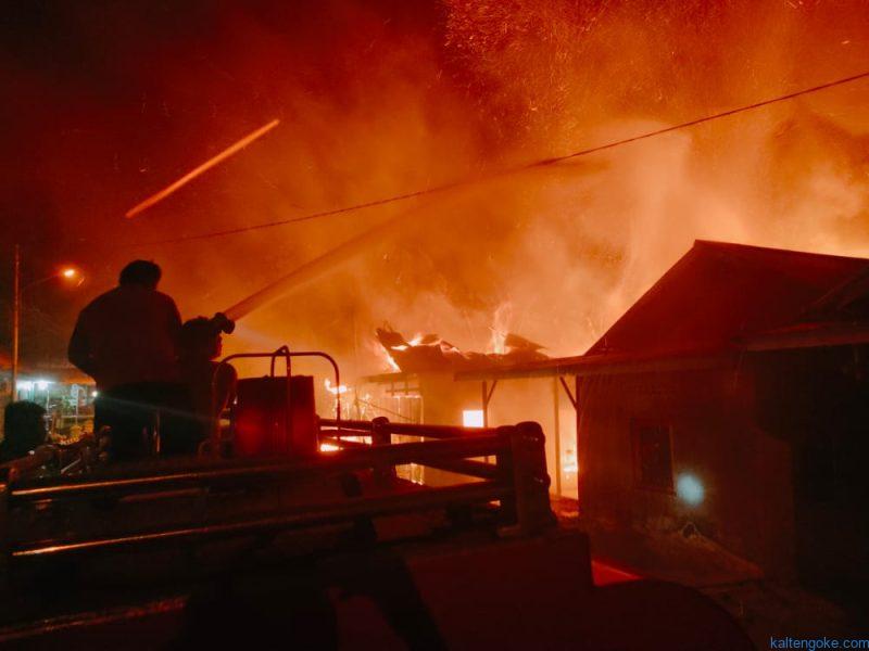 warung dan barak terbakar