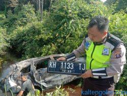 Ban Pecah, Mobil Pengangkut Puya Terguling