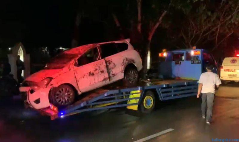 mobil terbalik