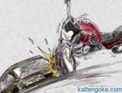 Brakkk! Pikap Tabrak Pemotor Tarik Tiga