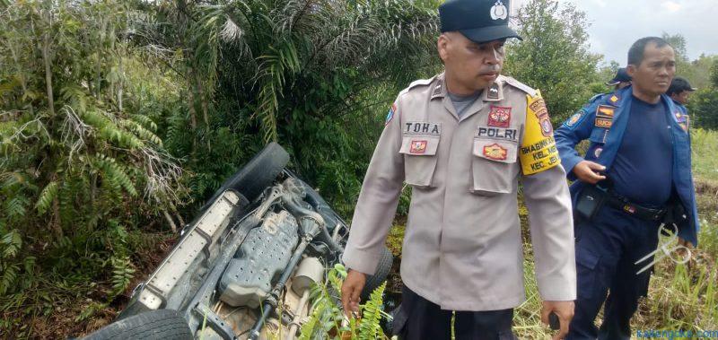mobil nyemplung ke parit