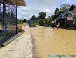 Pekerjaan Jembatan Karungen Terganggu Akibat “Diterjang” Banjir