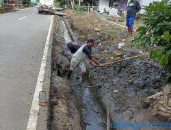 Air Drainase di Pulo Basan Meluap Akibat Tumpukan Sampah