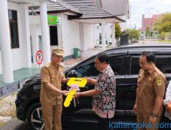Dukung Pelayanan Keagamaan, Bupati Serahkan Mobil ke GKE Sion
