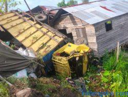 Truk Terbalik Nyaris Robohkan Rumah Warga