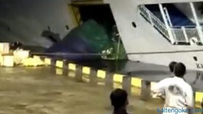 Kapal Karam di Dermaga Panglima Utar Kumai