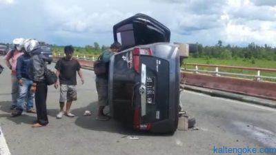 Brakkk…Mobil Calya “Berakrobat” di Jembatan Tumbang Nusa