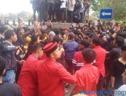 Tak Kunjung Ditemui Gubernur, Aksi Jilid IV GERAM Diwarnai Gas Air Mata