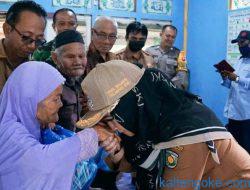 Wawali Kota Sambangi dan Bantu Puluhan Lansia di Kameloh Baru