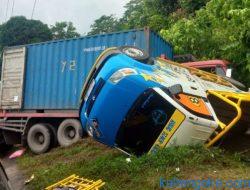 Truk Kontainer Tabrak Pikap Parkir, Dua Tewas Satu Luka-luka