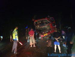 Tronton dan Dump Truk “Adu Kuat” di Basarang