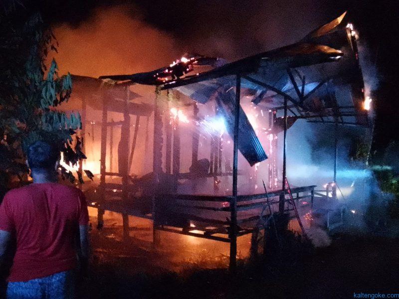 rumah terbakar