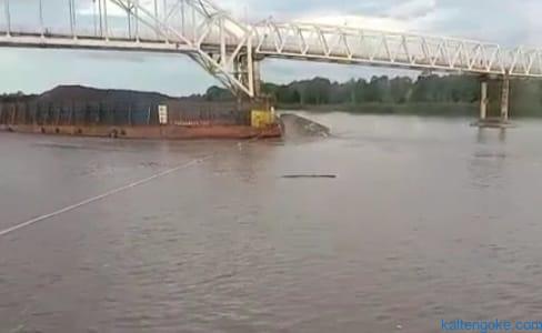 Tongkang Batu Bara Tabrak Jembatan Kalahien