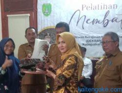 Dekranasda Sukamara Berikan Bantuan Alat Membatik
