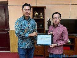 Bupati Katingan Menerima Penghargaan dari PT. PLN