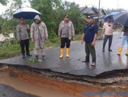 Jalan Dalam Kota Kurun Ambruk Sebagian Tergenang Akibat Tingginya Intensitas Hujan