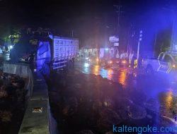 Dini Hari, Dump Truk Hantam Pembatas Jalan