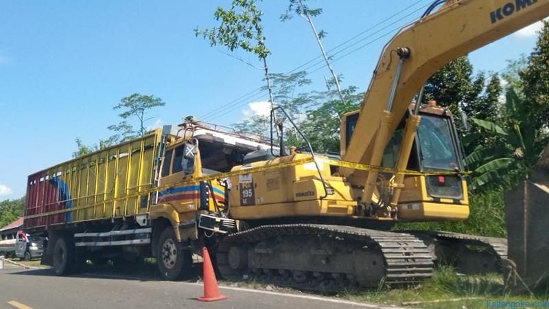 Sopir Ngantuk, Truk Fuso Seruduk Ekskavator