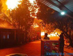 Tiga Rumah dan Satu Gedung Walet Hangus