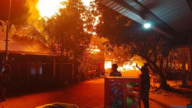 Tiga Rumah dan Satu Gedung Walet Hangus