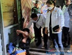 Ayah Pasung Anak Kandung Kaki Dirantai di Tiang Dinding Bangunan Rumah