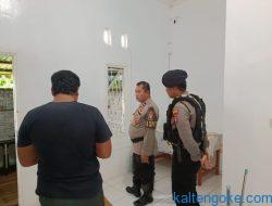 Pria Berhelm Satroni Rumsong di Kawasan Kalibata