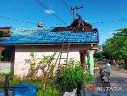 Rumah Warga Diterjang Angin Puting Beliung