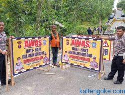 Pasca Longsor Polisi Pasang Rambu di Km 62 Jalan Puruk Cahu–Muara Teweh
