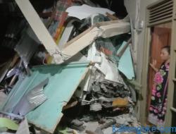 Truk Seruduk Dua Rumah hingga Rusak Parah