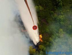 Water Bombing di Kawasan Gambut Kelurahan Danau Tundai
