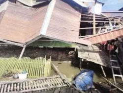 Rumah dan Fasilitas Umum Ambruk Akibat Abrasi