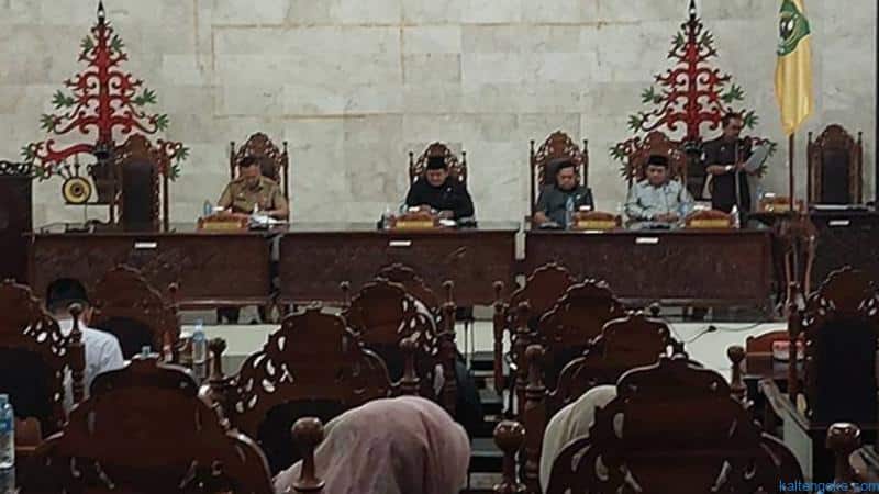 PARIPURNA: Ketua DPRD Kabupaten Kapuas Ardiansah saat memimpin rapat paripurna penyampaian hasil reses di gedung DPRD setempat, Senin (28/8). foto:IST
