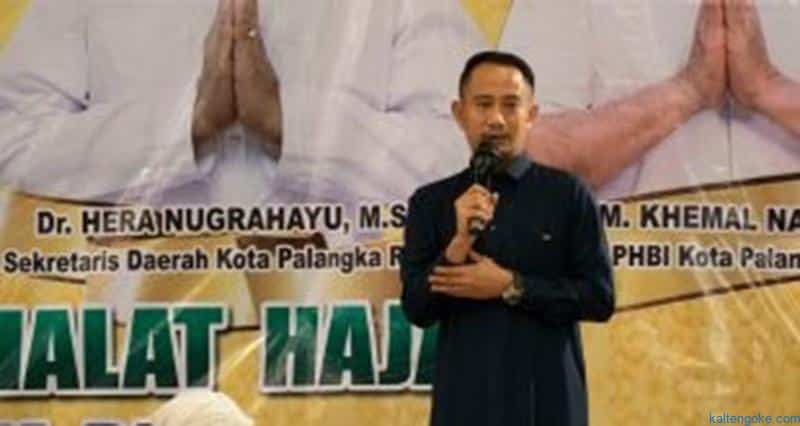 IBADAH: Wali Kota Palangka Raya Fairid Naparin bersama jemaah haji kota setempat menggelar tasyakuran dan salat hajat, di Pendopo Rumah Jabatan Wali Kota, Senin (28/8). FOTO: IST