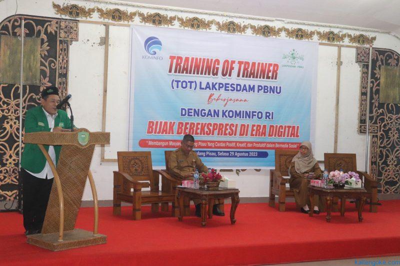 MEMBUKA KEGIATAN: Sekretaris PBNU Nasrun Rambe saat membuka TOT di aula Mess Pemda setempat, Selasa (29/8). FOTO: IST