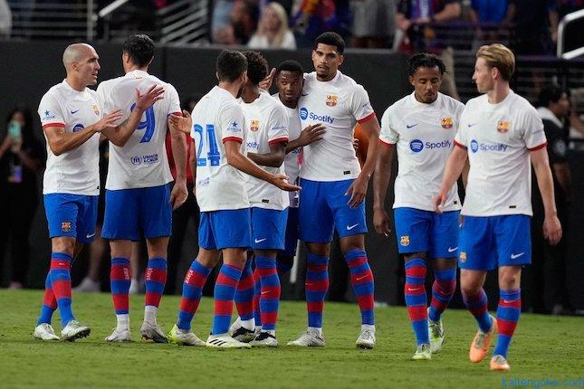 RAYAKAN: Skuad Barcelona merayakan gol Ansu Fati laga pramusim versus AC Milan, Rabu (2/8/2023). AP PHOTO/JOHN LOCHER