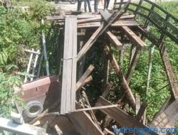 Dilalui Dump Truk Bermuatan Batu, Jembatan Ulin Sungai Pelaci Ambruk