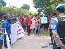 Masyarakat Adat Laman Kinipan Gelar Aksi di Kantor Bupati Lamandau