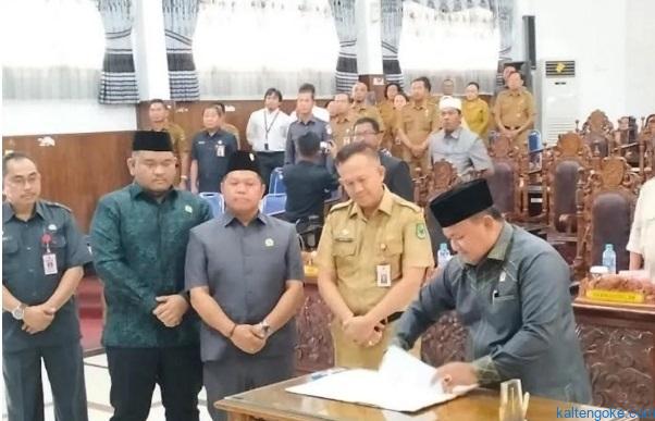 TANDA TANGAN: Ketua DPRD Kabupaten Kapuas Ardiansah menandatangani berita acara usai rapat paripurna di Gedung DPRD Kabupaten Kapuas baru-baru tadi. FOTO: IST