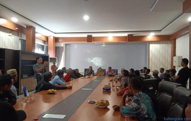 SAMPAIKAN ASPIRASI: Suasana pertemuan para petani dari tiga kecamatan saat menyampaikan aspirasi di hadapan anggota DPRD Kabupaten Kapuas, Senin (18/9). FOTO: IST