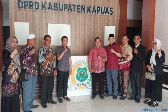 KUNKER: Wakil Ketua I DPRD Kabupaten Kapuas, Yohanes foto bersama usai menerima Kunker anggota DPRD HSU di Kapuas, Selasa (5/9). FOTO: IST