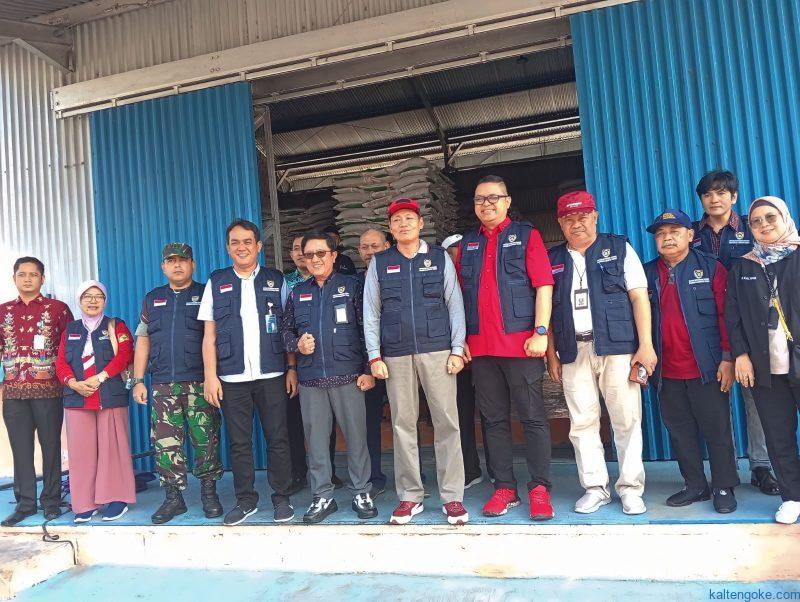 FOTO BERSAMA: Sahli Yuas Elko foto bersama usai kunjungan secara langsung ke gudang bulog Bukit Tunggal, Jumat (22/09/23). FOTO: IFA*