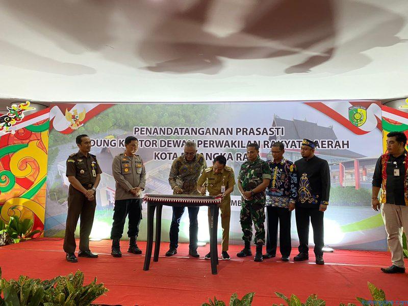 TEKEN: Ketua DPRD Sigit K Yunianto dan Wali Kota Fairid Naparin menandatangani prasasti kantor dewan yang baru. Foto: OVI/*