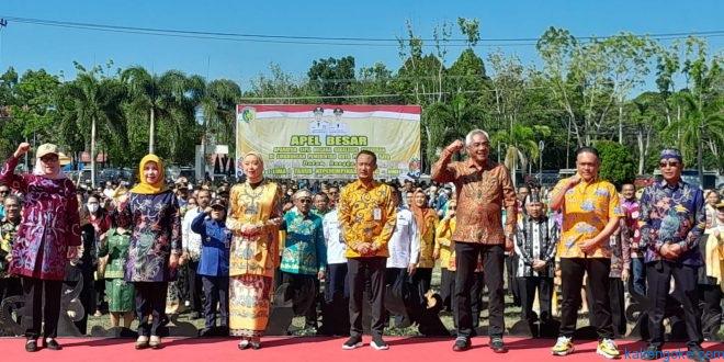 HADIRI: Ketua DPRD Kota Palangka Raya, Sigit K Yunianto menghadiri acara apel bersama dan syukuran lima tahun kepemimpinan Fairid-Umi, di halaman kantor wali kota, kemarin. Foto: IST