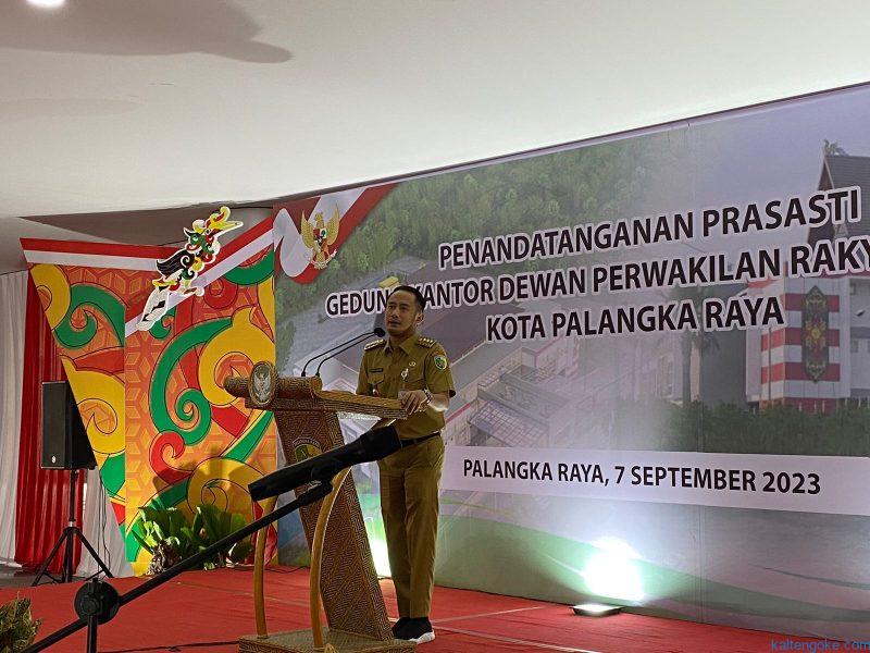 SAMBUTAN : Wali Kota Palangka Raya Fairid Naparin ketika memberikan sambutan pada acara sebelum dimulainya penandatanganan prasasti gedung kantor DPRD baru, Kamis (7/9). FOTO: OVI/*