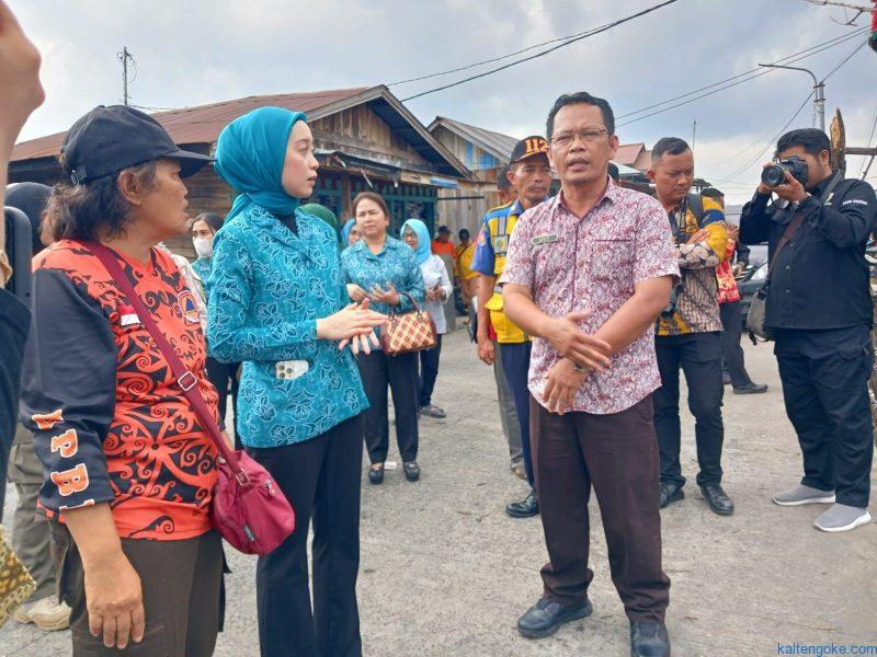 SAMBANGI: Ketua TP PKK Palangka Raya Avina Fairid Naparin ketika menyambangi lokasi kebakaran di komplek Mendawai ujung, Kamis (14/9). FOTO: OVI/*