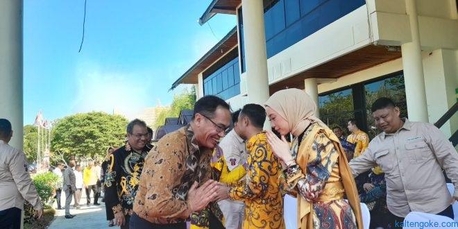 BERAKHIR: Fairid dan Umi menyampaikan pamit pada acara apel bersama dan syukuran di halaman Kantor Wali Kota Palangka Raya, Kamis (21/9). Foto: IST