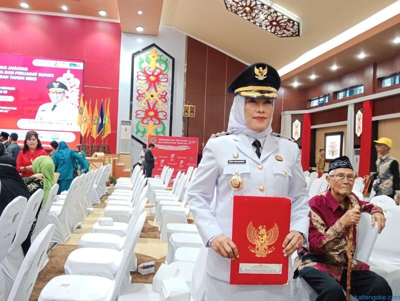 PELANTIKAN: Hera Nugrahayu usai dilantik sebagai Penjabat Wali Kota Palangka Raya, Senin (25/9). Foto: (IFA/*)