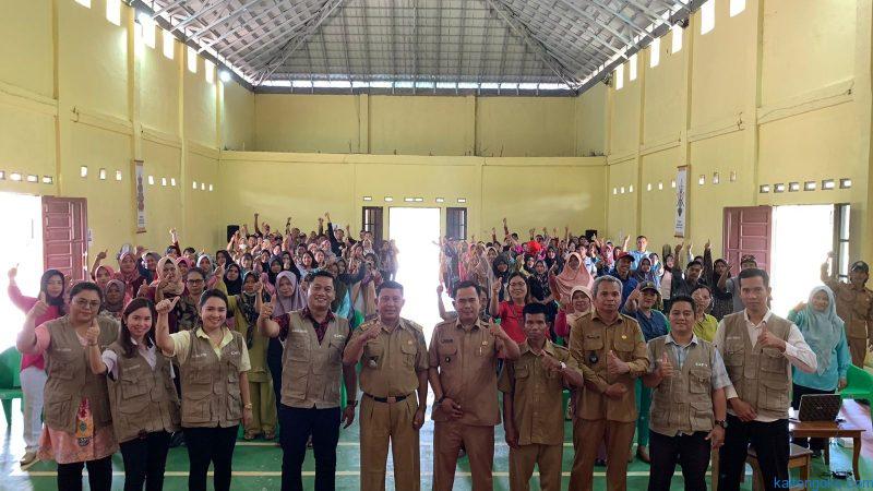 FOTO BERSAMA: Kabid PSDK Dinas Kesehatan Pulang Pisau Lambang Suncoko bersama Camat Pandih Batu Sarjanadi foto bersama usai kegiatan Bimtek PKP IRTP di Desa Kantan Kecamatan Pandih Batu. FOTO: IST