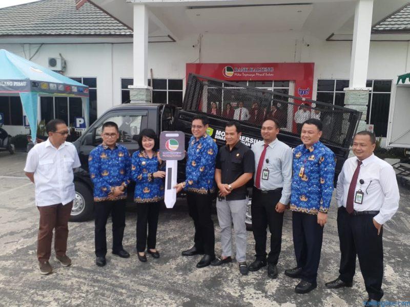 BANTUAN: PT. Bank Kalteng Cabang Pulang Pisau menyerahkan bantuan berupa satu unit armada jenis pikap hidrolik. FOTO: IST